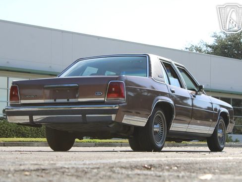 Used 1989 Ford LTD Crown Victoria image 16