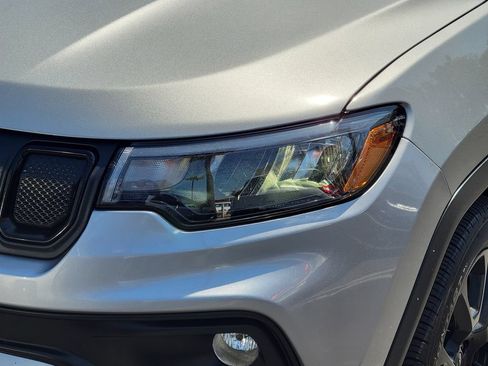 Used 2022 Jeep Compass Latitude FWD image 19