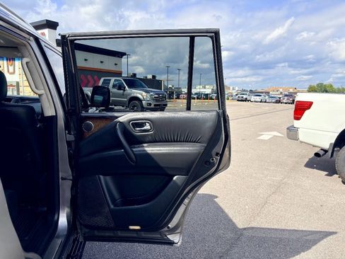 Used 2014 INFINITI QX80 4WD w/ Deluxe Touring Package image 34