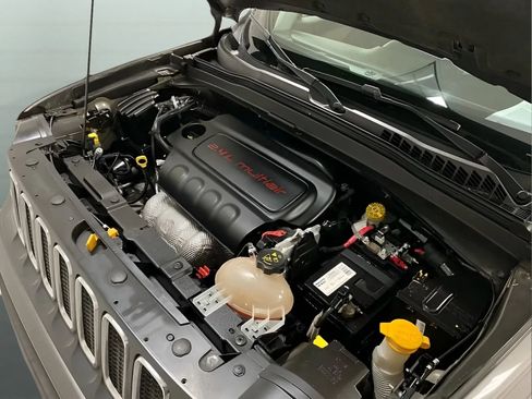 Used 2018 Jeep Renegade Latitude FWD image 20