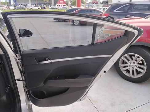 Used 2019 Hyundai Elantra SE w/ Cargo Package FWD image 5