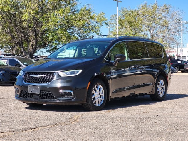Used 2021 Chrysler Pacifica Touring-L FWD image 2