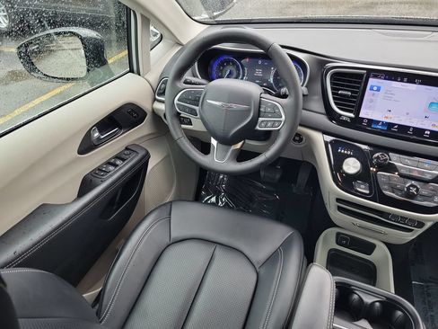 Certified 2024 Chrysler Pacifica Touring-L FWD image 13