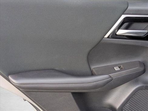 Used 2023 Mitsubishi Outlander ES image 11