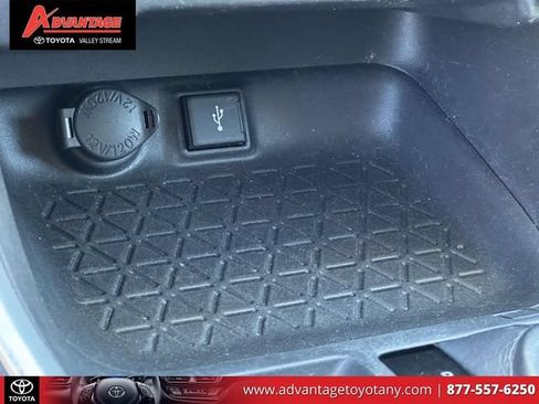 Used 2022 Toyota RAV4 XLE AWD/4WD image 35