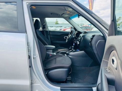 Used 2016 Kia Soul FWD image 12
