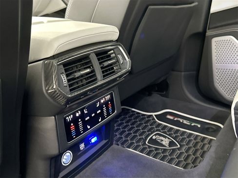 Used 2021 Lamborghini Urus Base image 27