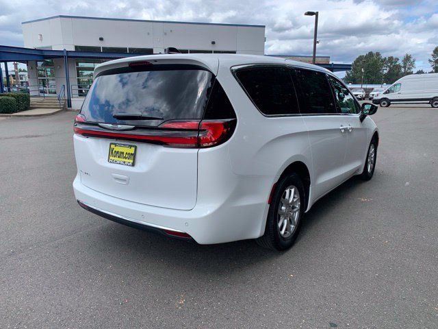 Used 2025 Chrysler Pacifica Select FWD image 7
