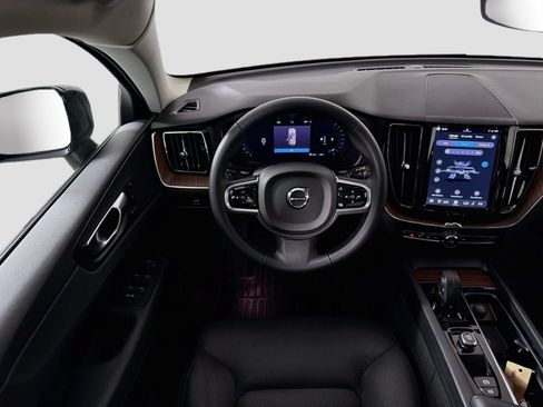 Certified 2024 Volvo XC60 B5 Plus w/ Protection Package Premier AWD/4WD image 19