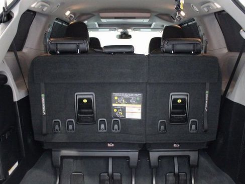 Used 2020 Toyota Sienna SE Premium w/ Nightshade Edition FWD image 27