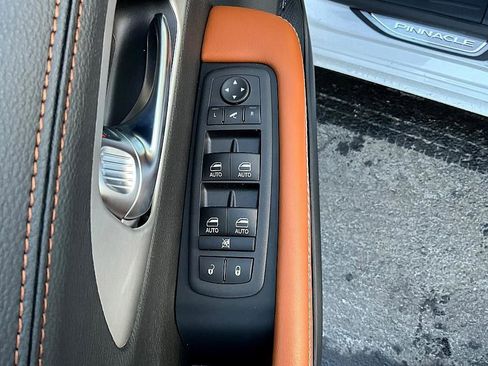 New 2026 Chrysler Pacifica Pinnacle w/ Trailer Tow Group AWD/4WD image 15