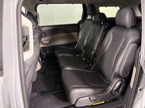 New 2026 Kia Carnival EX image 37