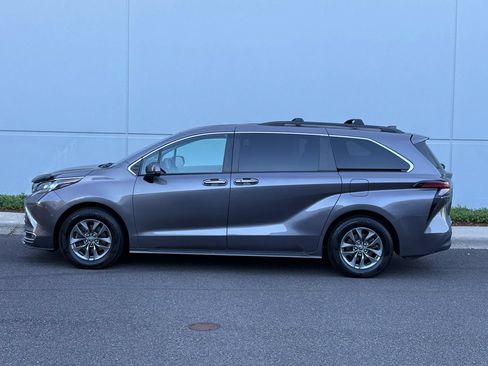 Used 2021 Toyota Sienna XLE w/ XLE Plus Package AWD/4WD image 3
