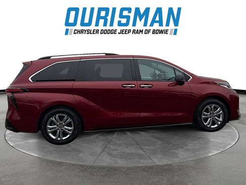 Used 2022 Toyota Sienna XSE image 7