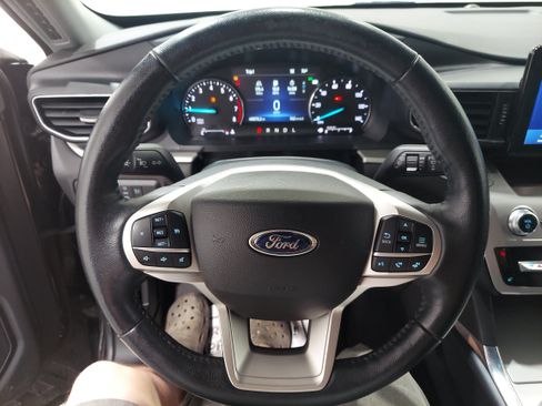Used 2022 Ford Explorer XLT w/ XLT Sport Appearance Package AWD/4WD image 7