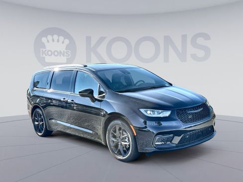 New 2026 Chrysler Pacifica Limited w/ S Appearance Package image 10