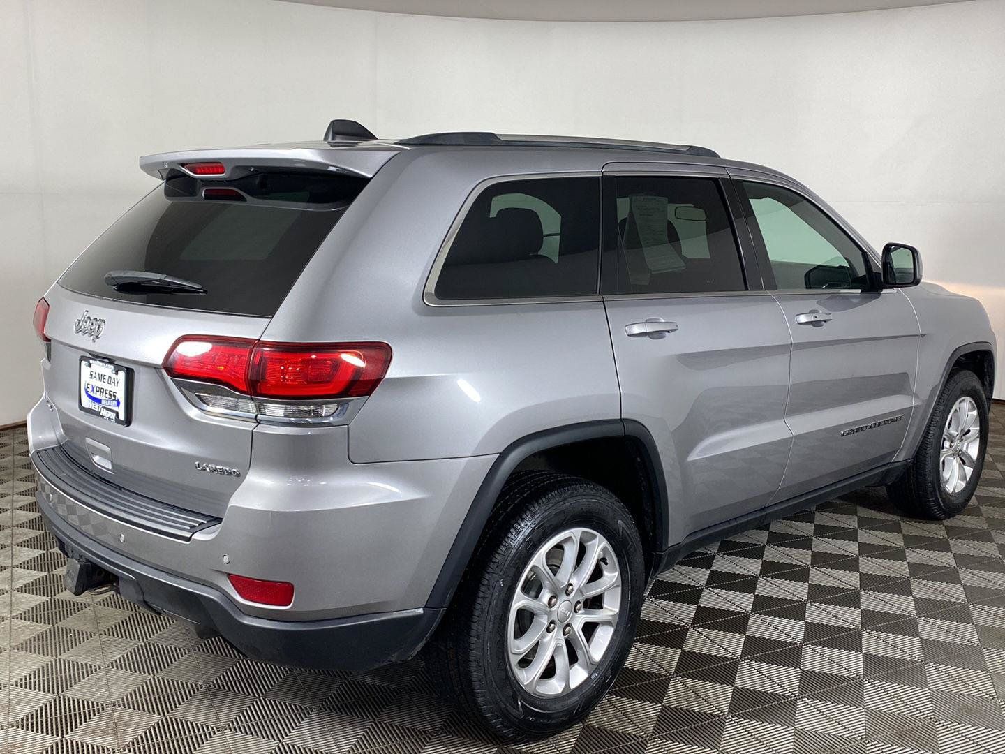 Used 2021 Jeep Grand Cherokee Laredo AWD/4WD image 3