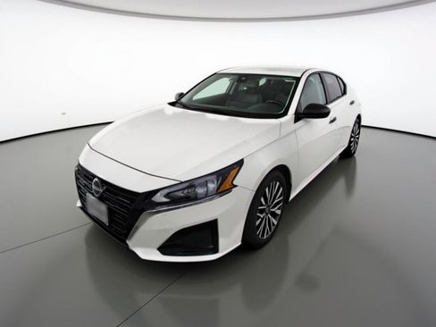 Used 2025 Nissan Altima 2.5 SV image 3