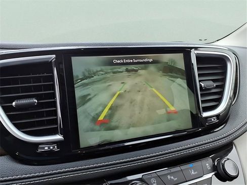 Used 2023 Chrysler Pacifica Limited image 20