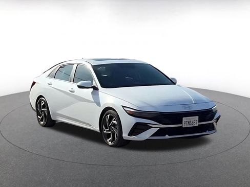 Used 2025 Hyundai Elantra Limited image 3