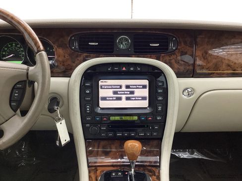 Used 2004 Jaguar XJ8 image 28