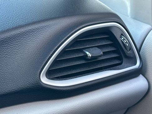 Used 2022 Chrysler Pacifica Touring-L image 29