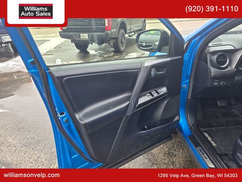 Used 2017 Toyota RAV4 SE image 11