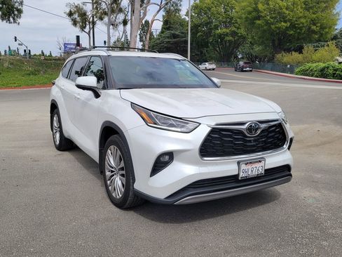 Used 2023 Toyota Highlander Platinum FWD image 6