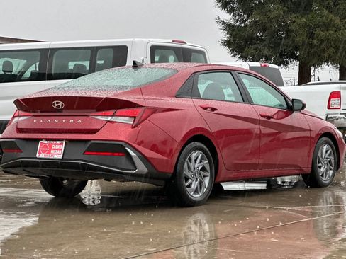 Used 2024 Hyundai Elantra SEL image 3