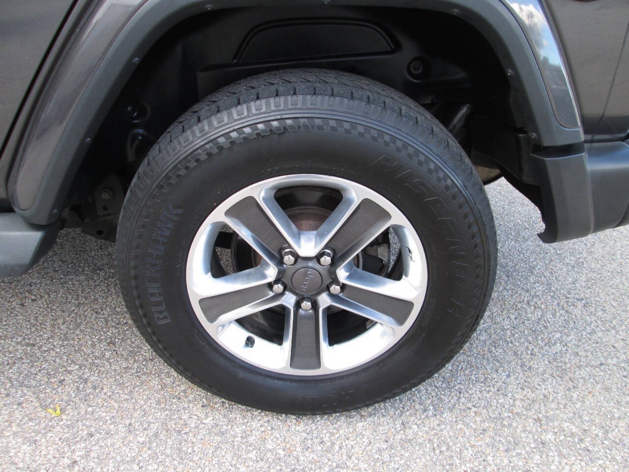 Used 2018 Jeep Wrangler Unlimited Sahara w/ Dual Top Group AWD/4WD image 11