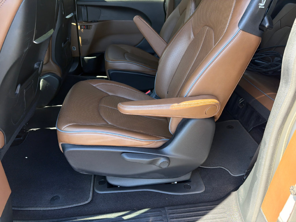 Used 2020 Chrysler Pacifica Limited w/ Advanced Safetytec Group FWD image 25
