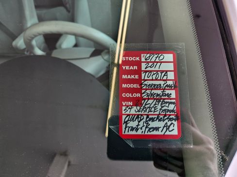 Used 2011 Toyota Sienna image 9