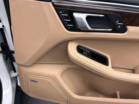 Certified 2023 Porsche Macan AWD/4WD image 24