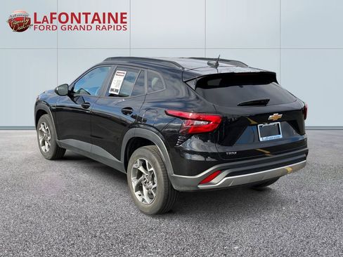 Used 2025 Chevrolet Trax LT image 5