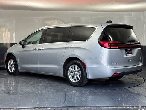 Used 2023 Chrysler Pacifica Touring-L image 5