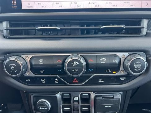 Used 2025 Jeep Wrangler Unlimited Rubicon AWD/4WD image 4