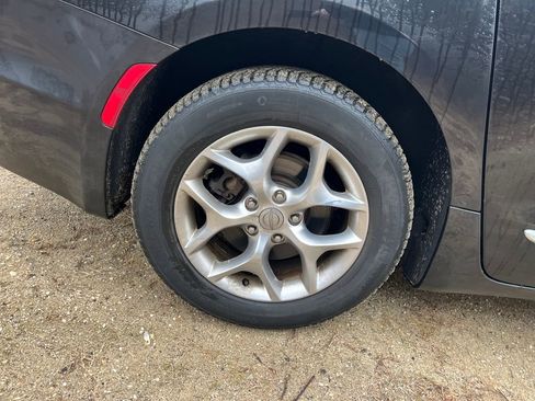 Used 2017 Chrysler Pacifica Limited w/ UConnect Theater Package image 8