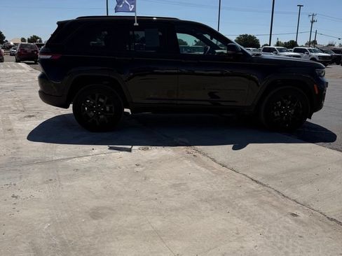 Used 2025 Jeep Grand Cherokee Altitude AWD/4WD image 3