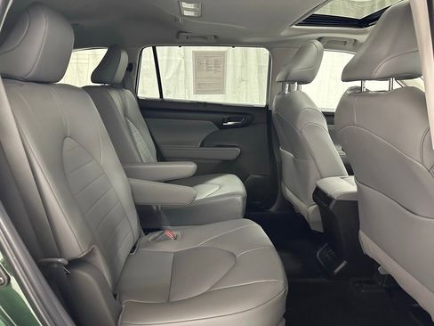 Used 2025 Toyota Highlander XLE image 62