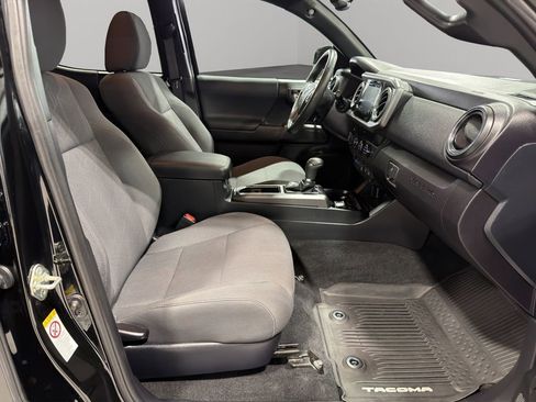 Used 2019 Toyota Tacoma TRD Sport w/ Technology Package image 16