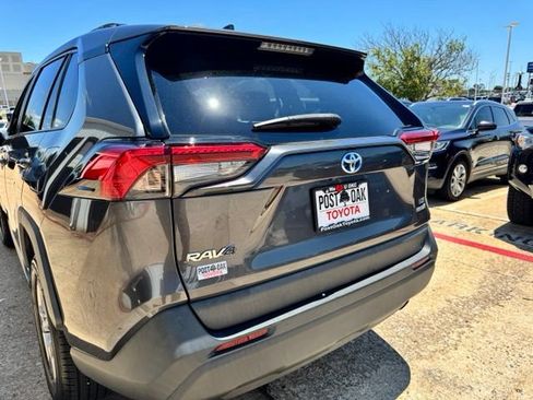 Used 2022 Toyota RAV4 LE AWD/4WD image 11