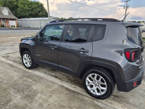 Used 2017 Jeep Renegade Latitude w/ Cold Weather Group AWD/4WD image 4