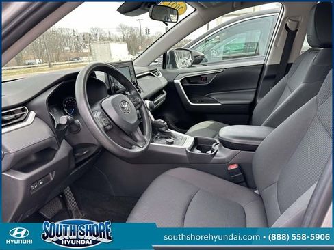 Used 2021 Toyota RAV4 LE AWD/4WD image 17