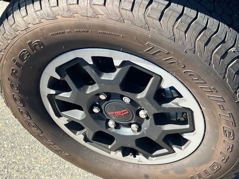 Certified 2024 Toyota Tacoma TRD Off-Road AWD/4WD image 10