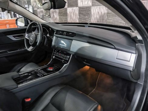 Used 2020 Jaguar XF Prestige RWD image 11
