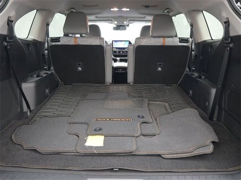 Used 2023 Toyota Highlander Bronze Edition image 28