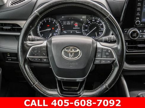 Used 2021 Toyota Highlander XLE AWD/4WD image 39