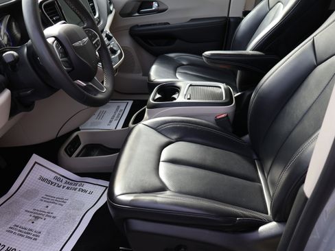Used 2023 Chrysler Pacifica Touring-L image 35