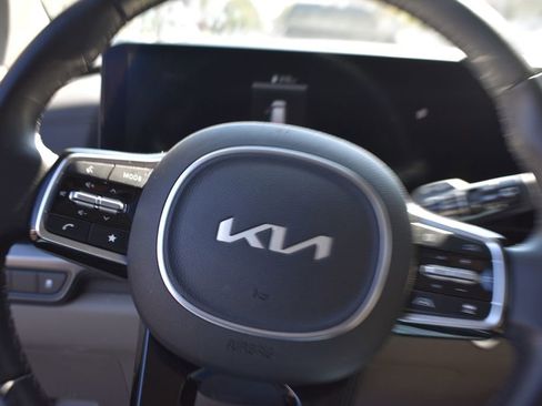 Used 2025 Kia Carnival FWD image 15
