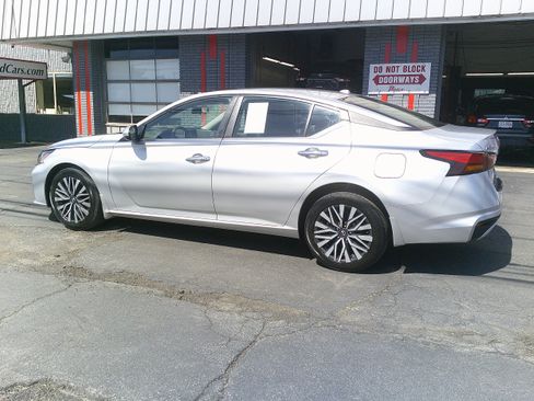 Used 2023 Nissan Altima 2.5 SV AWD/4WD image 11